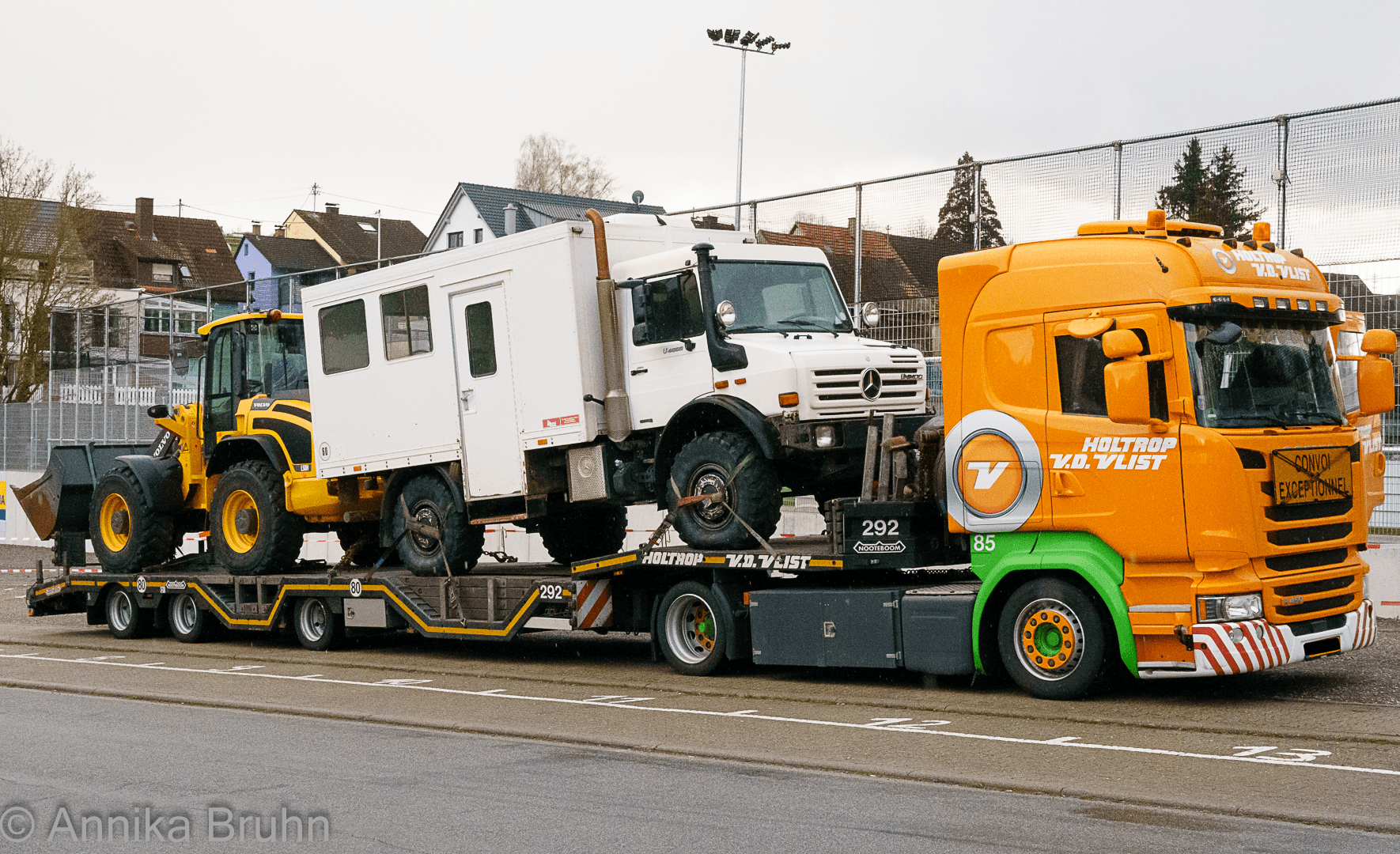 Unimog auf dem Tieflader